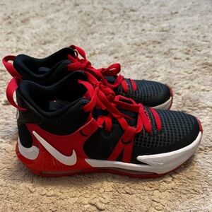 💯 Nike Lebron Witness 7 Big Kids Basketball Shoes in EUC